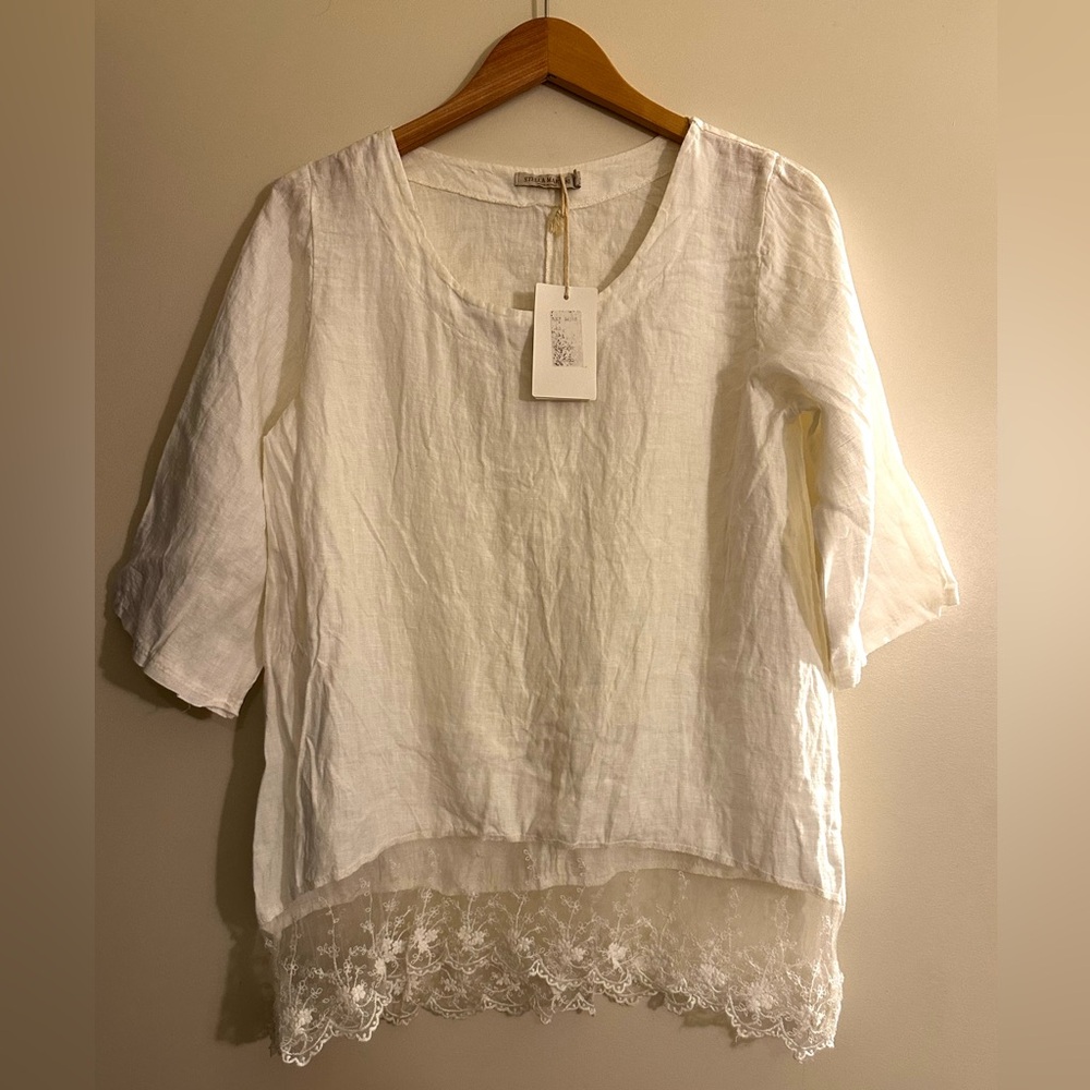 NWT Stella Martini Linen 3/4 Sleeve Top with Floral Lace Trim in White. Size M.